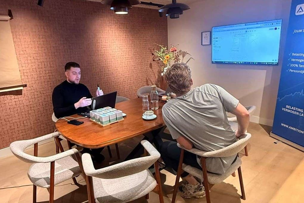Een 1-op-1 gesprek tussen een adviseur van Ambition Valley en een klant